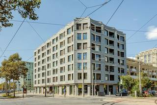 Op de 5e verdieping van een kwalitatief residentieel gebouw aan de Londenstraat 3 bevindt zich dit stijlvolle en ruime appartement van ca. 116 m².<br /><br />Dankzij de combinatie van een hoogwaardige afwerking, hedendaags comfort en een royaal inpandig terras van ca. 12 m² biedt dit appartement een aangename woonervaring op een toplocatie.<br /><br />De ruime leefruimte vormt samen met de open keuken het hart van het appartement. De keuken is volledig uitgerust met kwalitatieve AEG-toestellen en sluit mooi aan bij de lichtrijke woon- en eetruimte. Vanuit de leefruimte is er toegang tot het ruime inpandige terras, dat een aangename buitenruimte vormt.<br /><br />Het appartement beschikt over twee volwaardige slaapkamers en twee badkamers, wat zorgt voor optimaal wooncomfort en privacy. De ingemaakte kasten van het Italiaanse kwaliteitsmerk Caccaro bieden bovendien een stijlvolle en praktische oplossing voor voldoende opbergruimte.<br /><br />Op het vlak van comfort is het appartement voorzien van vloerverwarming, airconditioning en zonnewering.<br /><br />Verder beschikt het appartement over een grote ondergrondse autostaanplaats en maar liefst drie overdekte fietsenplaatsen.<br /><br />Huurprijs: € 2.200/maand<br />Ondergrondse autostaanplaats: € 175/maand<br />Algemene kosten: € 100/maand<br /><br />Een uitstekend gelegen en hoogwaardig afgewerkt appartement voor wie op zoek is naar ruimte, comfort en een stijlvolle woonomgeving in het Eilandje.<br /><br />Meer informatie of een bezichtiging? Mail naar info@wellimmo.net of bel 03 225 00 68.