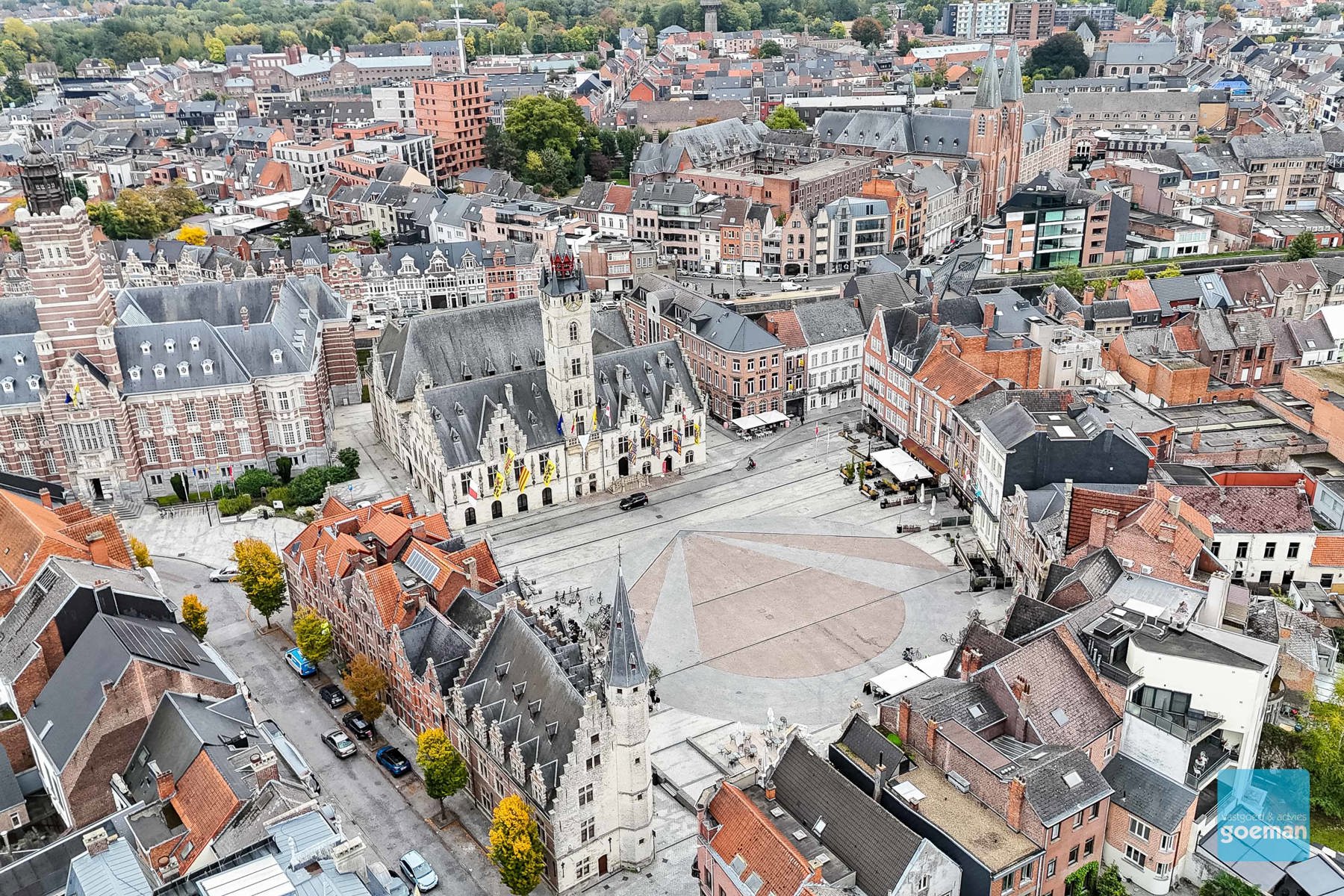 Uniek pand gelegen aan de Grote Markt van Dendermonde! - foto 4