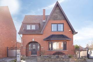 Vous cherchez un endroit où calme, espace et potentiel se rencontrent? À Niel, près de Saint-Trond, cette maison quatre façades située sur un...