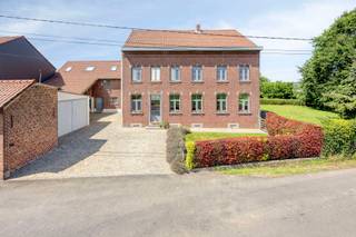Droomt u van landelijk wonen in alle rust, zonder in te boeten aan bereikbaarheid? Dan zal deze prachtig gerenoveerde charmewoning, gelegen in de **Goteringenstraat 23 te Pajottegem**, u ongetwijfeld weten te bekoren. Gelegen op een idyllische locatie midden in het groen, nabij de belangrijkste invalswegen, combineert deze unieke eigendom authenticiteit, ruimte en hedendaags wooncomfort.

Het gelijkvloers omvat een ruime inkomhal die uitgeeft op een bijzonder lichtrijke leefruimte waar karakter en gezelligheid hand in hand gaan. De prachtige landelijke keuken sluit perfect aan bij de warme uitstraling van de woning. Verder bevinden zich op het gelijkvloers een praktische berging, een doucheruimte en een afzonderlijke wasplaats.

Op de eerste verdieping vindt u twee ruime slaapkamers, een doorloopkamer en een comfortabele badkamer. Daarnaast beschikt de woning over een zeer ruime zolder die eenvoudig kan worden ingericht als extra slaapkamers of hobbyruimte.

Een absolute troef is het tweede woongedeelte, ingericht als een stijlvolle loft met eigen badkamer. Deze veelzijdige ruimte is ideaal als gastenverblijf, kangoeroewoning, praktijkruimte, bureau of kan eenvoudig worden omgevormd tot meerdere slaapkamers.

Ook aan bergruimte is geen gebrek. Vooraan bevinden zich een ruime loods en een garage, terwijl achteraan verschillende paardenstallen aanwezig zijn. Hierdoor is deze eigendom uitermate geschikt voor zelfstandigen, hobbyisten of dierenliefhebbers.

Buiten geniet u van een volledig afgesloten, zongerichte tuin met meerdere terrassen en fruitbomen. Als extra troef beschikt de eigendom over een aansluitende paardenweide die kan bijgekocht worden van maar liefst **50 are**, voorzien van een stal.

Bent u op zoek naar een karaktervolle woning met veel ruimte, tal van mogelijkheden en een uitzonderlijke groene ligging? Dan is deze unieke eigendom beslist een bezoek waard.
www.goteringenstraat23.be