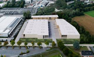 Dit nieuw te bouwen bedrijvenpark omvat KMO-units met oppervlaktes van 128 m² tot 1.090 m², waarbij verschillende units kunnen worden samengevoegd tot grotere entiteiten. De KMO-units, met brandklasse C, zijn opgebouwd uit een staalconstructie met een buitenschil bestaande uit een combinatie van geïsoleerde betonpanelen en sandwichpanelen. De loodsen beschikken over een vrije hoogte van 6 meter, lichtstraten met rookluik, een sectionale poort met afzonderlijke toegangsdeur en individuele nutsleidingen die inbegrepen zijn in de prijs. Tevens zijn de 2 privatieve parkeerplaatsen ook voorzien in de prijs!<br /><br />Het KMO-park is uitstekend gelegen op slechts 5 minuten van de R4 met directe verbinding naar de E17 en E40. Deze ligging zorgt voor snelle en optimale verbindingen richting Gent, Antwerpen, Brussel en omliggende gemeenten.<br /><br />Heeft u interesse of wenst u graag meer details over dit aanbod? Neem contact op met Gill voor meer info, plannen en lastenboek via het nummer 09 219 90 30.