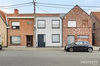 Volledig instapklare woning met 3 slaapkamers, mezzanine en prachtige tuin in Gullegem!In de Grote Ieperstraat 13 te Gullegem bevindt zich deze bijzonder ruime en lichtrijke woning, die tussen 2007 en 2009 volledig werd gestript, gerenoveerd en uitgebreid tot haar huidige vorm. Dankzij de moderne afwerking en de vele raampartijen en lichtstraten geniet je hier van een aangenaam gevoel van ruimte en licht. Het gelijkvloers bestaat uit een inkomhal met inbouwkasten en trap naar de verdieping, een apart gastentoilet, een wasplaats/berging en een volledig ingerichte open keuken met aansluitende eetplaats. De absolute blikvanger is de gigantisch ruime en sfeervolle living met prachtig zicht op de volledig vernieuwde tuin. Op de eerste verdieping bevinden zich drie slaapkamers en een volledig vernieuwde badkamer, uitgerust met een inloopdouche, dubbele lavabo, toilet en inmaakkasten. De ruime hoofdslaapkamer beschikt over een ingebouwde dressing. Een tweede slaapkamer is voorzien van een praktische inbouwkast. De derde slaapkamer biedt via een vaste trap toegang tot een mezzanine, die perfect kan dienen als extra slaapruimte, bureau of hobbyruimte. Aansluitend bevindt zich nog een handige bergzolder. Ook buiten is het volop genieten! De tuin werd in 2025 volledig vernieuwd en beschikt over een gezellig terras, een onderhoudsvriendelijk gazon met grasrobot en een tuinhuis met ruime overkapping. Achteraan is er een uitweg met parkeergelegenheid voor drie wagens op privéterrein. Extra troeven: volledig instapklaar, EPC-label A, 12 zonnepanelen met nog lopende groenestroomcertificaten, een regenwaterput van 10.000 liter en een uitzonderlijke lichtinval dankzij de verschillende lichtstraten. BEZOEKWEEKEND – VRIJDAG 30/10 EN ZATERDAG 31/10/2026 De woning kan worden bezocht op vrijdag 30 oktober tussen 13.30 en 18.30 uur of op zaterdag 31 oktober tussen 09.30 en 18.30 uur. De ingestelde prijs bedraagt een richtprijs van € 385.000. Alle biedingen dienen uiterlijk op maandag 2 november 2026 om 18.00 uur bij ons ingediend te zijn. Interesse in deze prachtige woning? Voor meer informatie of het vastleggen van een bezoek kan je ons contacteren via info@property-vastgoed.be of 056 96 08 00.