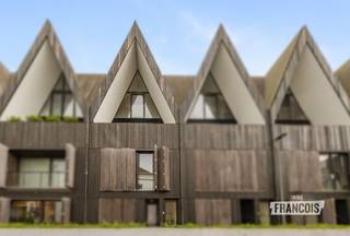 Deze prachtige stapelwoning is gelegen in residentie “Wispeltuin”, in een zijstraat van de Katelijnestraat in Brugge. Het complex bevindt zich midden in het stadscentrum, maar wordt toch omringd door groen. Alle voorzieningen liggen binnen handbereik, waaronder winkels, scholen en openbaar vervoer. <br /><br />Elke verdieping is bereikbaar via de inpandige lift, wat zorgt voor het nodige comfort. Op de eerste verdieping bevindt zich een eerste badkamer met ligbad en drie slaapkamers. De tweede verdieping omvat de open keuken met leefruimte en toegang tot het terras. Op de derde verdieping zijn er nog twee ruime slaapkamers, een wasruimte en een tweede badkamer met inloopdouche.<br /><br />Er is bovendien mogelijkheid tot aankoop van een uitermate ruime garage aan €59.700 (bijkomend op de vermelde vraagprijs). Bent u op zoek naar een vlot bereikbare en comfortabele woonst? Aarzel dan niet en plan vandaag nog uw bezoek.<br /><br />