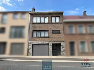 <p><span>Prachtig gerenoveerd huis met 4 slaapkamers en een prachtige tuin. Het huis bestaat uit een grote betegelde hal die leidt naar de wasruimte en de grote garage met een gemotoriseerde deur. Grote woonkamer van 45 m² met een open haard die leidt naar de mooie open keuken, volledig uitgerust met een prachtig granieten werkblad. Toegang tot het prachtige terras en de mooie tuin. Gastentoilet. Op de bovenverdieping, via de nachthal, drie mooie en grote slaapkamers van 18, 15 en 9 m². Een prachtige volledig betegelde doucheruimte van 5 m² met een douchecabine, een dubbele wastafel en een toilet. Zolderberging. Dubbele beglazing Aluminium en rolluiken. Centrale verwarming op gas. Regenwatertank. Fotovoltaïsche panelen (12) met autonome batterij. Waterontharder. Thermodynamische boiler. Airconditioning. Doe een bod vanaf 375.000. Informatie en bezoeken op 02/355.50.55.</span></p>