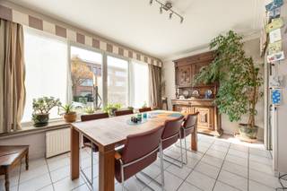Rustig gelegen gelijkvloers appartement met twee slaapkamers en ruime tuin nabij het centrum van Wilrijk! <br /><br />Dit aangename gelijkvloers appartement met twee slaapkamers en een ruime privatieve tuin van ca. 89m² is gelegen in de rustige Standonklaan te Wilrijk. Het appartement maakt deel uit van een kleinschalig gebouw met slechts drie wooneenheden.<br /><br />De leefruimte sluit aan op de keuken, ingericht en voorzien van toestellen. De grootste slaapkamer van ca. 14m² biedt rechtstreeks toegang tot de gezellige tuin van 89m².<br /><br />Verder via de hal bereikt men een tweede slaapkamer van ca. 12m², een badkamer voorzien van een ruime inloopdouche en regendouche en een apart toilet. <br /><br />Nabij gelegen garagebox bij aan te kopen aan 25.000 Euro.<br /><br />Belangrijkste troeven:<br /><br />- Rustige en gegeerde ligging te Wilrijk<br />- Privatieve tuin van 89m²<br />- Kleinschalig gebouw met lage kosten<br />- Volledig asbestveilig<br /><br />77m² bewoonbare oppervlakte (cfr EPC).<br /><br />Wenst u een bezoek of meer informatie? Dan kan u ons steeds contacteren via info@dvarealestate.be of via 03/297.00.00.