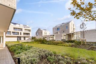 Nieuwbouwproject ‘Elegant Wonen’ biedt een aangename woonomgeving met een centrale binnentuin, in het bruisende Sint-Truiden. In dit nieuwbouwproject in afwerkingsfase hebben we nog enkele prachtige penthouses te koop! D301 bijvoorbeeld heeft een bewoonbare oppervlakte van maar liefst 136m2, beschikt over 3 ruime slaapkamers en heeft 2 zeer aangenaam terrassen.<br /><br />Ook dit nieuwbouwpenthouse beschikt over een eigen warmtepomp en PV-panelen om zo uw energiefactuur tot een minimum te beperken. Een groot pluspunt als toekomstige woonst of duurzame en kwalitatieve investering!<br /><br />Voor meer informatie ontvangen we u graag ter plaatse of bij ons op kantoor om dit prachtige project tot in de puntjes toe te lichten. Bel nu Elien Mombaerts op het nummer 0470/38.21.30.