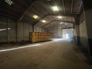 <strong>Geluwe - Halfopen woning met garage + 3 loodsen op 3802m² te koop.</strong><br /><br /><strong>WONING</strong> indeling:<br /><u>Gelijkvloers:</u> inkom, bureel/slaapkamer, living met open haard, keuken met ontbijthoek, berging en badkamer<br /><u>1ste verdieping:</u> 3 ruime slaapkamers en badkamer<br /><u>2de verdieping:</u> 1 slaapkamer en grote zolder (mogelijkheid tot extra kamers)<br /><br /><strong>LOODSEN:</strong><br />3 ruime loodsen
<ul><li>Vooraan: 225m²</li><li>Achteraan links: 294m²</li><li>Achteraan rechts: 1042m²</li></ul>
Totale oppervlakte loodsen = 1561m²