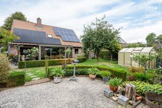 Deze karaktervolle woning is gelegen in een straat met veel groen, op wandelafstand van een lagere school, een huisartsenpraktijk en een goede verbinding met het openbaar vervoer. Ook met de fiets is alles vlot bereikbaar. Zo sta je na 15 minuten fietsen in het centrum van Gent en bereik je het station Gent-Sint-Pieters na een fietstocht van 20 minuten.<br />Bij het binnenkomen van de woning valt meteen het karakter van de inkomhal op. Vanuit de inkomhal heb je toegang tot de gezellige woonkamer, waar je geniet van een mooi zicht op de tuin. Aansluitend bevindt zich de keuken. Vanuit de keuken heb je toegang tot de veranda, die ideaal is om ook bij kouder weer te genieten van de prachtige tuin. Daarnaast biedt de keuken toegang tot de berging en de garage.<br /><br />Op de eerste verdieping beschikt de woning over 3 ruime slaapkamers en een kleine slaapkamer. De badkamer bevindt zich op het gelijkvloers naast de keuken. <br />Een absolute troef van de woning is de prachtig onderhouden tuin. Deze is ideaal om helemaal tot rust te komen en volop te genieten van het mooie weer.<br /><br />Troeven:<br /><br />• Ruime garage<br />• Zonnepanelen<br />• Prachtige tuin<br />• Karaktervolle afwerking<br /><br />Vrij bij akte.<br /><br />Is dit de woning waar je naar op zoek bent? Contacteer dan Top Vastgoed voor een bezoek via het nummer 0475 700 700.