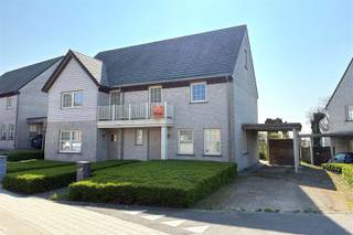 <p><span>RUSTIG GELEGEN INSTAPKLARE GEZINSWONING</span></p><p><span> </span></p><p><span>Deze half open woning komt aardig uit de hoek, een rustige ligging, mooie ruimtes en veel licht vormen de basis voor een perfect woonklimaat.</span></p><p><span><br />De voortuin met groene invulling en praktische oprit brengt ons naar de inkom met toilet en traphal die doorsteekt tot op zolder.<br />De lichtrijke leefruimte pakt uit met een aangenaam tuinzicht.  De open keuken kreeg een grootse invulling, er is een aansluitende ontbijthoek met aangenaam tuincontact. Naastliggend is een praktische berging.</span></p><p><span> </span></p><p><span>Op het eerste verdiep zijn 2 mooie slaapkamers, een apart toilet en een goed uitgeruste badkamer.  De derde slaapkamer kreeg extra large afmetingen en een aparte dressinghoek.<br />Achteraan overheerst de zon, een groot terras en groene tuin zijn perfecte georiënteerd en staan garant voor gezellige buitenmomenten.   </span></p><p><span><br />Met handige carport met fietsenberging die doorsteekt naar de tuin.</span></p><p><span> </span></p><p><span>RUSTIGE LOCATIE<br />3 RUIME SLAAPKAMERS<br />GUNSTIG EPC</span></p><p><span> </span></p><p><span>Alle info: www.bellegemkerkdreef20.be</span></p>