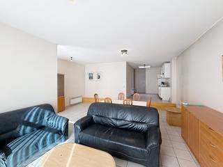 In het centrum van Sint-Idesbald (Koksijde) vinden we dit gelijkvloers appartement (95 m²) met ruime garage te koop. Zeer goed gelegen,...
