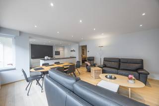 Op een <strong>uitmuntende ligging</strong> op <strong>wandelafstand</strong> <strong>van het strand </strong>en <strong>het Kursaal</strong> bevindt zich dit <strong>hoogwaardig afgewerkte appartement</strong> van <strong>109 m² bewoonbare oppervlakte,</strong> een echte zeldzaamheid in deze buurt. <strong>Comfort, licht en kwaliteit staan hier centraal.</strong><br /><br />De <strong>ruime en lichtrijke leefruimte</strong> sluit naadloos aan op de <strong>moderne open keuken</strong>, uitgevoerd met <strong>duurzame en kwalitatieve materialen</strong>. Het appartement beschikt over <strong>twee volwaardige slaapkamers</strong>, elk voorzien van <strong>ingemaakte maatkasten.</strong> <br /><br />De <strong>stijlvolle badkamer</strong> is uitgerust met een <strong>inloopdouche, wastafel en toilet</strong>. Verder is er een <strong>verzorgde inkomhal met vestiaire</strong>, een <strong>apart gastentoilet</strong> en een <strong>praktische berging met wasruimte. </strong>Het appartement heeft toegang tot <strong>balkons aan de voor- als achterzijde.</strong><br /><br />Extra troeven zijn de <strong>gerenoveerde</strong> <strong>inpandige garage </strong>met <strong>elektrische poort (verplicht bij te kopen)</strong>, een <strong>ruime privatieve kelder</strong> en een <strong>gemeenschappelijke fietsenstalling.</strong><br />Bij de renovatie werd bewust gekozen voor <strong>duurzame isolatie en energiezuinige technieken,</strong> wat resulteert in een <strong>EPC-label A.</strong> Het appartement is <strong>asbestveilig, de elektriciteit is conform</strong> en het geheel is <strong>volledig instapklaar</strong> — er zijn <strong>geen werken nodig.</strong><br /><br />In overleg met de eigenaars is het overnemen van (een deel van) het meubilair bespreekbaar, wat dit aanbod extra aantrekkelijk maakt.<br />Een unieke kans voor wie luxueus, zorgeloos en energiezuinig wil wonen op een absolute toplocatie aan zee.