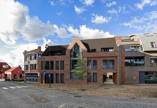 Welkom in Residentie De Zwaan : Jouw Nieuwe Thuis in het Hart van Ruddervoorde !<br /><br />Ontdek de unieke kans om te wonen in een prachtig nieuwbouwproject in het landelijke dorp Ruddervoorde. <br />Met een perfecte mix van moderne architectuur en hoogwaardige materialen, bieden de appartementen de ideale uitvalsbasis voor wie op zoek is naar comfort, stijl en een gemeenschap vol leven.<br /><br />Kenmerken van de appartementen:<br /><br />- Ruimtelijk ontwerp: elk appartement is met zorg ontworpen met veel natuurlijk licht. Geniet van een moderne afwerking, die functionaliteit en esthetiek combineren.<br />- Duurzaamheid: wij zetten in op duurzaamheid met energiezuinige oplossingen en materialen die een lage ecologische voetafdruk achterlaten. Bewoners kunnen profiteren van lagere energiekosten en een milieuvriendelijke levensstijl.<br />- Ideale locatie: gelegen in het hart van Ruddervoorde, zijn winkels, bakker, beenhouwer,... binnen handbereik. De nabijheid van openbaar vervoer en op- en afrit E403 maakt het gemakkelijk om Brugge en de omliggende steden te verkennen.<br /><br />Ruddervoorde staat bekend om zijn vriendelijke gemeenschap en rustige omgeving. Of je nu een starter bent, een jong gezin hebt of op zoek bent naar een rustigere plek om je pensioen door te brengen, Residentie De Zwaan biedt voor ieder wat wils.<br /><br />Mis deze unieke kans niet om deel uit te maken van dit prachtige project! Neem vandaag nog contact met ons op voor meer informatie of om de plannen in te kijken.<br /><br />0470 50 50 50 of info@futurimmo.be