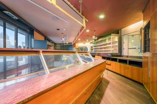 Dit handelspand is gelegen op een uitstekende locatie in Sint-Gillis, vlakbij verschillende wijken waar veel mensen dicht bij elkaar wonen. Het...