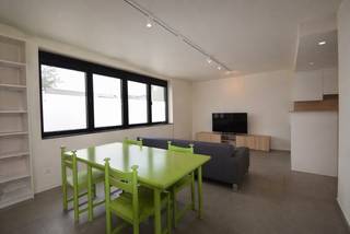 Dit appartement bevindt zich in een kleinschalig gebouw met slechts drie wooneenheden, wat zorgt voor extra rust en privacy.Bij het betreden van het...