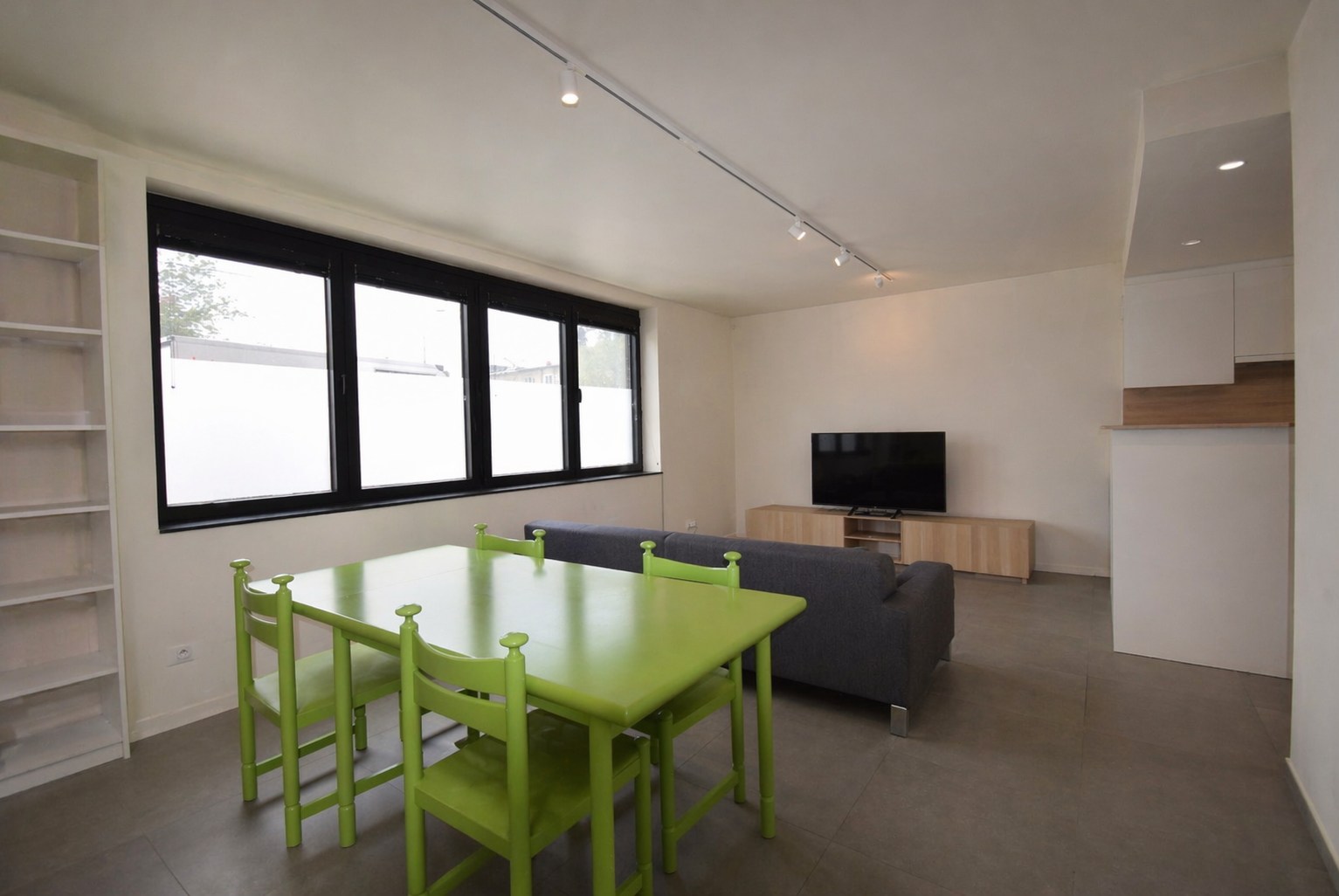 Modern gelijkvloers appartement met 2 slaapkamers en parkeerplaats - foto 2