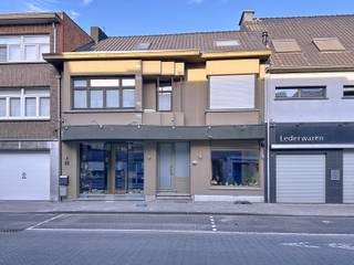 Deze handelsruimte bestaat uit inkom met vitrine en tweede vitrine.<br />Buitenschrijnwerk is recent vervangen door ALU met superisolerende beglazing.<br />Pand heeft individuele nutsvoorzieningen (gas, water, elektriciteit) en kan verwarmd met condenserende ketel of tevens gebruik maken van warmtepomp voor koelen/verwarmen.<br />Achteruitgang is voorzien.<br /><br />Met eigenaar zijn diverse opties te bekijken: pop up-huur, huur korte termijn, ... en kopen is tevens bespreekbaar.<br /><br />EPC van voor nieuw buitenschrijnwerk.<br />GEEN horeca toegestaan.