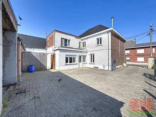 Ontdek deze open bebouwing met 340m² bewoonbare oppervlakte en bijhorende aparte loods (93m²) in het pittoreske en landelijke Bavegem, deelgemeente van het bruisende Sint-Lievens-Houtem.<br />Dit majestueuze renovatieproject biedt niet alleen comfort en ruimte om te leven in een rustige woonomgeving, maar ook tal van mogelijkheden voor zelfstandige activiteiten.<br />Naast een directe aansluiting op de E40 Gent/Brussel, is er ook een vlotte verbinding richting centrumsteden Aalst, Wetteren en Zottegem.<br />De directe nabijheid van het centrum van Sint-Lievens-Houtem geeft talloze mogelijkheden qua winkels, horeca, medische voorzieningen, ontspanning en cultuur.<br /><br />Het volledige domein van1462 m² bestaat uit de open woning, een ruime inpandige garage, een bewoonbare achterbouw met aansluitend een dubbele gemetselde auto- en fietsenstalling, een aparte loods van 93m² en een Zuidgerichte tuin van 850m². Er is een praktische zij-oprit richting tuin en binnenplaats met ruimte voor minstens 3 voertuigen.<br /><br /><strong>De indeling:</strong><br />Vooraan: inkomhal, apart toilet, dubbele woonkamer, eetkamer, keuken, bureauruimte , traphal en 1ste badkamer.<br />Achteraan: woongedeelte met 2 slaapkamers en 2de badkamer. Aansluitend aparte berging en gemetselde auto- en fietsenstalling.<br />Ruime inpandige garage met aansluitend grote bijkeuken en wasplaats.<br />Bovenverdieping: 4 slaapkamers, 3de badkamer, aparte berging en CV-ruimte.<br />Zolderverdieping van 45m² met vaste trap en uitbreidmogelijkheden.<br /><br />Mits enkele gerichte decoratieve en energetische ingrepen tovert u deze charmante woning om tot een warme thuisomgeving die comfort, gezelligheid en ruimte combineert met eventuele zelfstandige activiteiten. De prachtige grote zuid gerichte tuin maakt het de ideale plek om in alle harmonie te leven.<br /><strong>Mis deze uniek kans niet!</strong><br /><br /><strong>Weet</strong>: De vermelde prijs is een richtprijs/startprijs. Deze methode geeft jou, als potentiële koper, de kans om op een transparante manier te bieden. Na ontvangst van deze biedingen zal de verkoper beslissen of hij/zij de eigendom verkoopt aan het hoogste bod, de richtprijs is aldus niet bindend voor de verkoper.<br /><br /><strong>Benieuwd naar deze absolute topper ?? Kom langs tijdens een bezoekmoment !!</strong><br />Maak snel jouw afspraak via immo@vastgoed-ff.be, bel <strong>Gunther op 0476/60 67 96</strong> of bel tijdens de kantooruren naar <strong>053/21.21.21</strong><br /><br /><br />