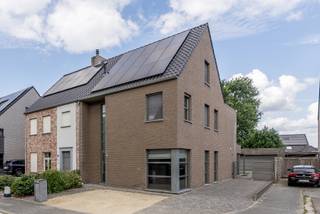 Recente gezinswoning met dubbele garage in rustige, doodlopende straat.<br /><br />Bent u op zoek naar een moderne, comfortabele woning waar rust en woonkwaliteit centraal staan? Deze recente woning is gelegen in een rustige, doodlopende straat en biedt dankzij haar jonge leeftijd een aangenaam en zorgeloos wooncomfort met schitterend EPC-label en conforme elektriciteitskeuring. <br /><br />We betreden de woning via de ruime inkomhal met apart toilet. De woonkamer geniet van veel lichtinval, heeft een aansluitende bureauruimte met ingemaakte kasten en geeft connectie naar de open keuken, voorzien van alle nodige toestellen. Verder vinden we een berging en wasplaats met opnieuw ingemaakte kasten. <br /><br />Op de eerste verdieping biedt deze woonst 3 ruime slaapkamers, apart toilet en badkamer met ligbad, inloopdouche en dubbel lavabomeubel. <br /><br />De zolder is toegankelijk via een vaste trap en geeft leuke mogelijkheden voor thuiswerk, hobbyruimte of extra slaapkamer(s). <br /><br />Ook buiten is het genieten: de volledig aangelegde en omheinde tuin vormt een heerlijke plek om te ontspannen. Het overdekte terras zorgt ervoor dat je in alle seizoenen van de buitenruimte kunt genieten. Een bijkomende troef is de ruime dubbele garage, ideaal voor het stallen van twee wagens, fietsen en extra bergruimte.<br /><br />Troeven: <br />- Gunstige EPC-score<br />- Zonnepanelen aanwezig<br />- Dubbele garage<br />- Zeer rustige en kindvriendelijke buurt<br /><br />Bent u benieuwd en wenst u een bezoek? Contacteer ons op het nummer 014 58 02 08 of via info@immovl.be!