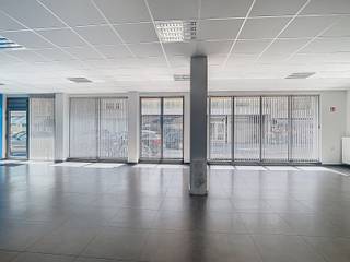 <p><strong><span>Ruim Handelspand, op Toplocatie nabij het stadscentrum!</span></strong><br /><br />Bent u op zoek naar een veelzijdig handelspand op een strategische locatie? Dan is dit pand van ca. <strong>90 m²</strong>, gelegen vlakbij het <strong>centrum van de stad</strong>, ter hoogte van het <strong>Kanunnik Colinetplein</strong>, precies wat u zoekt!</p>
<p>Het pand beschikt over een <strong>grote open ruimte</strong> met meerdere ramen die zorgen voor een optimale zichtbaarheid en lichtinval – ideaal voor commerciële activiteiten, een kantoorruimte of vrij beroep. Dankzij de flexibele indeling is het geschikt voor <strong>verschillende doeleinden</strong>.</p>
<p>Indeling:</p>
<ul>
<li>
<p>Ruime commerciële ruimte met veel daglicht en zicht op straat</p>
</li>
<li>
<p>Praktische keuken</p>
</li>
<li>
<p>Afzonderlijke berging</p>
</li>
<li>
<p>Apart toilet</p>
</li>
</ul>
<p><strong>Troeven:</strong></p>
<ul>
<li>
<p>Uitstekende ligging vlakbij het centrum</p>
</li>
<li>
<p>Goede bereikbaarheid en visibiliteit</p>
</li>
<li>
<p>Veel natuurlijke lichtinval</p>
</li>
<li>
<p>Diverse gebruiksmogelijkheden</p>
</li>
</ul>
<p>Aarzel niet om contact met ons op te nemen voor meer informatie of een bezichtiging. Een unieke kans voor wie op zoek is naar een goed gelegen en ruim handelspand! 0476/076 993 OF info@kurtimmo.be</p>