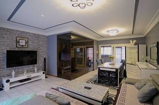 Dit charmante huis in Boom is een perfecte combinatie van modern comfort en sfeervolle uitstraling. Bij binnenkomst wordt je verwelkomd in een ruime inkomhal, ook de zeer ruime garage is op dit verdiep te vinden. Op de eerste verdieping is er een ruime woonkamer met veel natuurlijke lichtinval en keuken. De keuken is uitgerust met moderne apparatuur en biedt toegang naar het terras met voldoende ruimte voor een gezellige eethoek.<br />Op de tweede verdieping vind je 3 ruime slaapkamers en een badkamer.<br />Gelegen in een rustige buurt, ben je toch dichtbij alle nodige voorzieningen, zoals winkels, scholen en openbaar vervoer. Daarnaast heeft deze woning met de ruime garage plaats voor zeker 2 wagens.<br />Dit huis biedt een unieke kans voor iedereen die op zoek is naar een comfortabele en stijlvolle leefomgeving. Maak snel een afspraak op 052/41.41.94 voor een bezichtiging en ontdek zelf de mogelijkheden!<br />Referentie: 5294