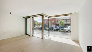 <p>Prachtig nieuwbouw appartement met 2 slaapkamers gelegen op de gelijkvloerse verdieping gelegen aan het Verzetsplein.<br />Indeling: inkomhall met gastentoilet en vestiaire. Lichtrijke en ruime leefruimte (raampartijen tot aan de grond) bestaande uit een open keuken, eetplaats en salon met toegang tot het zuidwestgerichte terras. Berging met aansluiting voor wasmachine en droogkast. Twee volwaardige slaapkamers. Slaapkamer 1 met dressing en slaapkamer 2 met ingemaakte kasten. Twee badkamers.<br />Ruime gemeenschappelijke fietsenberging aanwezig.<br />Oplevering 2026.</p>