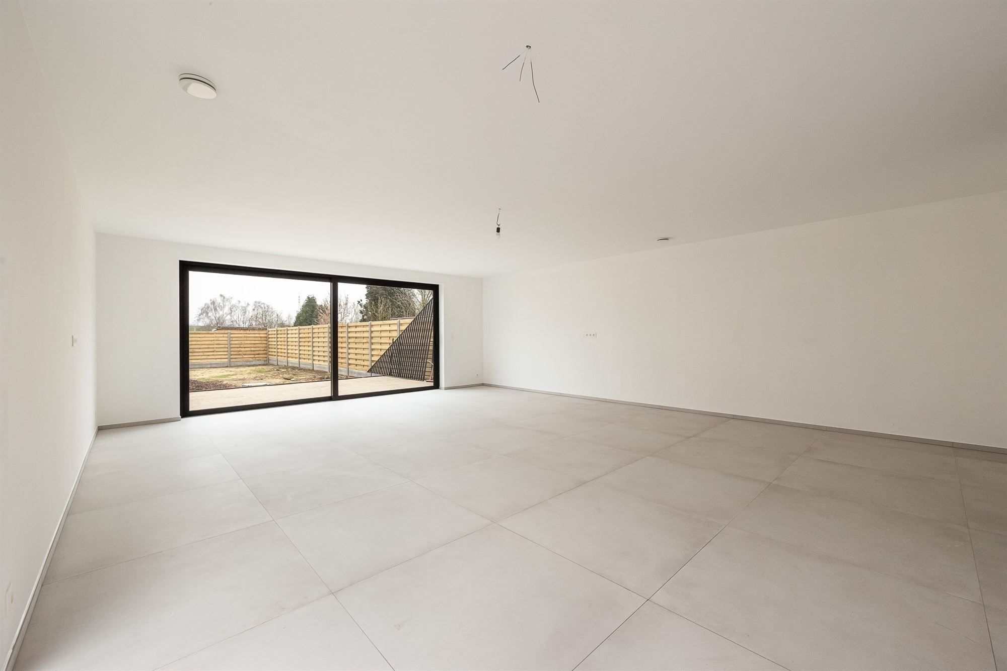 Maison de construction récente avec 5 chambres, 2 salles de bains et jardin - photo 3