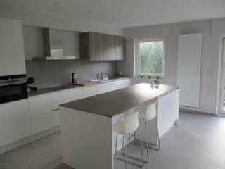 - Gelegen op de verdieping in gebouw van 3 appartementen<br />- Zeer lichte woonkamer met unieke open keuken ca. 50 m²<br />- 3 mooie slaapkamers<br />- Prachtige badkamer met inloopdouche, ligbad en meubel<br />- Ruime wasberging<br />- Zuidterras ca. 24 m²<br />- Weids uitzicht op weilanden<br />- Overal automatisch bediende rolluiken<br />- Lift<br />- E-peil: 23<br />- EPC-waarde = 42,84 kWh/m² (per jaar)<br />- Watertoets: P-score: D - G-score: C<br />- 80 €/maand gemeenschappelijke kosten<br />- 130 €/maand garage verplicht bij te nemen<br /><br />Beschikbaar 1 mei 2026<br /><br />Mogelijk overstromingsgevoelig gebied<br /><br />Vg-Wg-Gdv-Gvkr-Gvv<br /><br />Contacteer ons via info@vergimmo.be