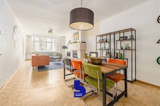 Dit uitzonderlijk ruime woonappartement bevindt zich op de eerste verdieping van een stijlvolle residentie in het bruisende hart van Oostende. Achter de gevel schuilt een appartement waarin architecturale verfijning en hedendaags comfort elkaar ontmoeten, met een duidelijke knipoog naar de elegantie van de Art Deco-stijl. Geometrie, ritme en een doordachte indeling zorgen voor een harmonieus geheel dat rust en karakter uitstraalt.<br /><br />Bij het betreden van het appartement wordt u meteen ondergedompeld in een gevoel van ruimte en licht. Hoge plafonds en een vloeiende overgang tussen de leefruimtes creëren een open en luchtige sfeer. De royale woonkamer vormt het centrale leefpunt en wordt verrijkt door een karaktervolle open haard die als een subtiel sculpturaal element de ruimte definieert. Grote raampartijen laten het daglicht rijkelijk binnenstromen en versterken de connectie met de stad.<br /><br />De keuken is afzonderlijk opgevat en biedt een functionele, centrale plek binnen het appartement. <br /><br />Het appartement beschikt over twee volwaardige slaapkamers, elk met hun eigen beleving van rust en privacy. De bijkomende bureauruimte biedt flexibiliteit en kan perfect dienen als thuiskantoor, creatieve ruimte, dressing of derde slaapkamer.<br />De badkamer werd ingericht met oog voor eenvoud en comfort, waarbij zachte materialen en een ingetogen afwerking bijdragen aan een serene sfeer.<br /><br />Een bijkomende troef is de mogelijkheid tot het creëren van een tweede ruim terras, waardoor een beschutte buitenruimte kan ontstaan die het wooncomfort nog versterkt en een subtiele verbinding legt tussen binnen en buiten.<br /><br />Gelegen op wandelafstand van het strand en de zee, en omringd door het levendige stadsleven van Oostende, biedt dit appartement een zeldzame combinatie van ligging, ruimte en architecturale uitstraling. Dit is geen standaardwoning, maar een plek waar esthetiek en woonkwaliteit samenkomen in een tijdloos geheel, ontworpen om in alle rust te beleven.