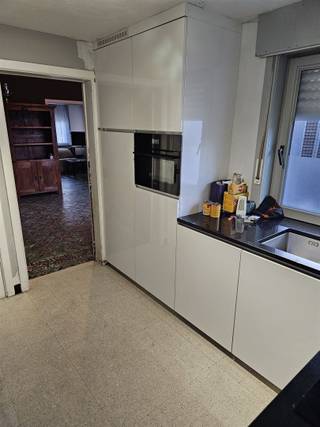 HOB met garage en tuin te Deinze.De woning bestaat uit een inkomhal, leefruimte, geïnstalleerde keuken, badkamer met ligbad, douche, toilet en...