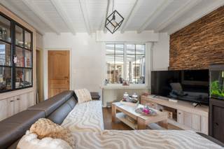 Deze instapklare woning (mogelijkheid tot 3 slpks) is rustig gelegen in Klerken (Houthulst).<br />
<p><u>De indeling van deze woning is als volgt:</u></p>
<ul>
<li>Kelderverdieping: droge kelder (behandeld geweest).</li>
<li>Gelijkvloerse verdieping: inkomhal, gezellige leefruimte met eetkamer, geïnstalleerde keuken, wasplaats, badkamer, apart toilet, veranda, inpandige garage, zonnige tuin met jacuzzi (inbegrepen), garage 2, uitweg achteraan de tuin, mooi stukje bouwgrond achteraan de tuin.</li>
<li>Eerste verdieping: slaapkamer 1 en slaapkamer 2 met aansluitend dressing - er is mogelijkheid om een 3e slaapkamer te maken van de dressing.</li>
<li>Zolderverdieping: geïsoleerde zolder.</li>
</ul>
De woning heeft een EPC label D, beschikt over 15 PV panelen, jacuzzi, uitweg achteraan de tuin en twee garages.<br /><br />PLUSPUNTEN:<br />- GEEN RENOVATIEPLICHT - INSTAPKLAAR<br />- UITWEG<br />- TWEE GARAGES<br />- UITBREIDING MOGELIJK<br /><br />*De vermelde prijs is een vanafprijs