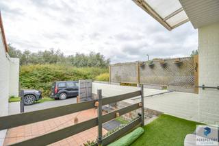 Charmante woning op topligging nabij zee <br />Op een rustige en gegeerde locatie in de Duinenstraat te Oostende, op wandelafstand van strand en duinen. De ligging in Mariakerke/Raversijde combineert de rust van de kust met een vlotte bereikbaarheid naar het centrum van Oostende.<br />De woning beschikt over een lichtrijke leefruimte, een functionele keuken, één volwaardige slaapkamer en een badkamer. Dankzij de praktische indeling en het aangename wooncomfort is dit de ideale uitvalsbasis aan zee.<br /><br />Troeven:<br />Topligging vlak bij zee en duinen<br />1 volwaardige slaapkamer<br />Lichtrijke leefruimte<br />Rustige, residentiële buurt met vlotte bereikbaarheid<br /><br />Contacteer PERSPECTIEF VASTGOED – 7 op 7 bereikbaar – voor meer informatie of een bezoek.<br />Bel 050/550.750 of mail naar info@perspectiefvastgoed.be.
