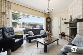 <p><strong>Instapklare halfopen bebouwing in rustige, doodlopende straat te Wervik.</strong></p><p>Op zoek naar een verzorgde woning in een aangename en kindvriendelijke omgeving? Deze zeer goed onderhouden halfopen bebouwing, gelegen in een doodlopende straat in Wervik, biedt alles wat u nodig heeft voor comfortabel wonen.</p><p>Bij het betreden van de woning komt u terecht in de inkomhal met gastentoilet. De <strong>lichtrijke woonkamer</strong> is voorzien van een gezellige zithoek en een sfeervolle open houthaard. Aansluitend bevindt zich de uitgeruste keuken met praktische voorraadplaats. De <strong>veranda</strong> vormt een absolute troef en biedt een mooi zicht op de zongerichte tuin, waar u in alle rust kunt genieten. De woning beschikt tevens over een garage met sectionale poort en directe toegang tot de tuin.</p><p>Op de <strong>eerste verdieping</strong> vindt u<strong> drie volwaardige slaapkamers,</strong> een badkamer met douche en extra zolderruimte.</p><p>Buiten geniet u van een aangename, onderhoudsvriendelijke tuin met een praktisch tuinhuis.</p><p>Kortom, een ideale gezinswoning op een rustige ligging met vlotte bereikbaarheid. Zeker een bezoek waard!</p>