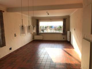 Charmante woning met 3 slaapkamers te Lommel: * Indeling: inkomhal, keuken, woonkamer, achterkamer, berging, badkamer, nachthal, 3 slaapkamers,...