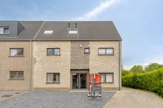 Dit energiezuinig appartement is gelegen in Geel-Stelen. Door zijn ligging zijn de omliggende gemeenten alsook de E313 vlot bereikbaar...