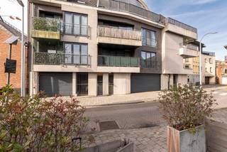 <strong>Centrum Hoogstraten : tof appartement met 1 slaapkamer, terras en autostaanplaats. Vlakbij de kerk van Hoogstraten, winkels, scholen, horeca en openbaar vervoer gelegen ! Geschikt voor eigen bewoning of als belegging voor verhuur !<br />INDELING :<br />Woonkamer : </strong>4,75 m x 5,35 m : tegelvloer, toegang tot terras.<br /><strong>Keuken : </strong>open keuken : aanbouwkeuken met ceramische kookplaat, dampkap, koelkast, combi-oven.<br /><strong>Terras : </strong>4,50 m x 1,50 m.<br /><strong>Slaapkamer : </strong>4,10 m x 3,10 m : tegelvloer, vaste kast.<br /><strong>Badkamer : </strong>met douche en wastafel.<br /><strong>Wasplaats/ cv ruimte : </strong>met Vaillant combi aardgas wandketel. Aansluitpunt voor wasmachine.<br /><strong>Toilet.<br />Autostaanplaats : </strong>op gelijkvloers : nr 3.