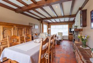 <p><span>RUIME GEZINSWONING MET 5 SLAAPKAMERS</span></p><p><span>Deze </span><span>zeer ruime, op te frissen gezinswoning</span><span> is rustig gelegen in een aangename en kindvriendelijke woonwijk.<br />Met maar liefst </span><span>5 slaapkamers</span><span> is er aan ruimte alvast geen gebrek!<br />Ook buiten is het heerlijk vertoeven dankzij de </span><span>zuidgerichte tuin en het zonnige terras</span><span>.<br />Een </span><span>privé-oprit en garage</span><span> maken het plaatje compleet.<br />Een ideale woning voor wie ruimte, rust én potentieel zoekt voor het hele gezin.<br />Kom het grote potentieel van deze woning zelf ontdekken tijdens het </span><span>KIJKMOMENT op woensdag 16 september !</span></p>