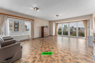 Dit op te frissen appartement bevindt zich op de derde verdieping van de residentie 'Sunrise' en geniet van een centrale doch rustige ligging in Blankenberge. Op wandelafstand treft u het strand, de zee en de duinen, evenals diverse handelszaken, scholen en haltes van het openbaar vervoer.<br /><br />Het appartement omvat een inkomhal die toegang biedt tot twee uiterst ruime slaapkamers, een praktische bergruimte, een badkamer en een afzonderlijk toilet. De lichtrijke woonkamer dankt zijn overvloed aan zonlicht aan de hoekligging en biedt bovendien een mooi, open zicht over de Astridlaan. Aansluitend bevindt zich de keuken, die voorzien is van een balkon en extra bergruimte. <br /><br />Verder beschikt het gebouw over een gemeenschappelijke fietsenberging en een private kelderberging, wat voor extra opslagmogelijkheden zorgt.<br /><br />Mis deze kans niet en leg onmiddellijk uw bezoek vast!<br /><br />