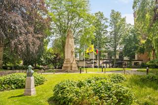 <p><strong>Ruim pand met twee afzonderlijke wooneenheden, tuin en terrassen</strong><span></span></p><p>Deze veelzijdige eigendom bestaat uit twee afzonderlijke wooneenheden en is ideaal als opbrengsteigendom, kangoeroewoning of voor een groot gezin.</p><p>De eerste woning beschikt over een ruime woon- en eetkamer, een half ingerichte keuken met berging, twee inkomhallen, een apart toilet, twee slaapkamers, een badkamer met douche en een mooie tuin met terras en overdekte pergola.</p><p>De tweede woning omvat een ruime inkomhal, een lichtrijke woon- en eetkamer, een ingerichte keuken, drie slaapkamers, een badkamer met ligbad, een apart toilet, een terras en een ruime zolder.</p><p>Verder beschikt het pand over drie kelders, nieuwe PVC-ramen met dubbele beglazing en afzonderlijke tellers voor elektriciteit, water en gas per wooneenheid. De centrale verwarming op aardgas is uitgerust met tussenmeters.</p><p>Een eigendom met veel ruimte en tal van mogelijkheden, zowel voor eigen bewoning als investering.</p>