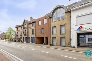<p><strong>Instapklaar appartement met 2 slaapkamers en terras in het hart van Retie</strong></p>
<p>Op zoek naar comfortabel wonen op een toplocatie? Dit verzorgd appartement, bevindt zich op wandelafstand van de markt en het gezellige dorpscentrum, met winkels, horeca en voorzieningen binnen handbereik.</p>
<p>Via de traphal komt u binnen in de ruime leefruimte. Deze staat in open verbinding met de eethoek en de keuken, wat zorgt voor een praktische indeling. De keuken geeft tevens toegang tot de koele berging</p>
<p>Vanuit de eethoek bereikt u zowel het terras als de nachthal. Deze nachthal geeft toegang tot twee volwaardige slaapkamers, de badkamer en een apart toilet.<br /><br />Er is tevens een autostaanplaats achter het gebouw inbegrepen in de verkoopprijs.<br /><br /><em><span>Specificaties:</span></em><em></em><br /><em>- Bouwjaar: 2005<br /></em>- EPC: B / 132 kWh (m² jaar)<br />- 110m² bewoonbaar<br />- 2 ruime slaapkamers<br />- Autostaanplaats inbegrepen<br />- Elektra conform<br /><br /></p>