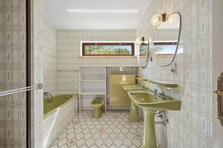 Gelegen in de Raatshovenstraat 73a in Landen, vinden we deze verrassend ruime halfopen bel-etagewoning met tal van mogelijkheden en een uitstekende ligging nabij alle voorzieningen. De woning biedt een bijzonder sterke basis en is ideaal voor wie op zoek is naar een pand dat men nog naar eigen smaak kan opfrissen en moderniseren. Op het gelijkvloers beschikt de woning over een zeer ruime inpandige garage met plaats voor maar liefst twee wagens. Daarnaast is er een uitzonderlijk grote, praktische kelderruimte die zich perfect leent als hobbyruimte, opslagplaats of extra polyvalente ruimte. De eerste verdieping verwelkomt u met een ruime inkomhal, voorzien van een apart toilet en vestiaire. De keuken biedt een aangenaam zicht op de tuin en vormt een mooie opportuniteit om te vernieuwen naar hedendaags comfort. Aansluitend bevindt zich de indrukwekkende leefruimte van circa 60 m², een doorlopende woon- en eetkamer met veel lichtinval en zicht op zowel de voor- als achterzijde, inclusief een balkon. Op de tweede verdieping vindt u een praktische bureauruimte, een tweede apart toilet en een badkamer. Verder telt de woning vier volwaardige slaapkamers met comfortabele oppervlaktes — ideaal voor gezinnen of wie extra ruimte wenst. Buiten is het minstens even indrukwekkend: de woning beschikt over uitzonderlijk veel parkeermogelijkheden met maar liefst zes parkeerplaatsen (voor de woning, achter de tuinpoort en op de oprit). De ruime tuin van circa 500 m² vormt een absolute troef en biedt een fenomenaal, rustgevend uitzicht op de omliggende velden. De ligging is bovendien ideaal: op korte afstand van het station, het centrum, openbaar vervoer en belangrijke invalswegen alsook de autostrade. Grotere steden zoals Hannuit, Tienen en Sint-Truiden zijn vlot bereikbaar. Ook liefhebbers van wandelen en natuur komen hier zeker aan hun trekken. Kortom, een woning met enorm potentieel voor wie ruimte, licht en ligging weet te combineren met de mogelijkheid om er een eigentijdse thuis van te maken. Interesse? Plan snel uw bezoek en ontdek zelf de mogelijkheden!