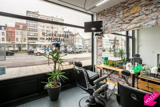 Centraal gelegen handelszaak met goed rendementHet gebouw is ideaal gelegen aan de vernieuwde leien vlak aan de bekende ‘Paardenmarkt’. Een leuke mix...