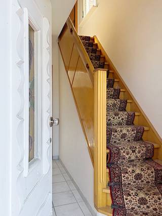 Te renoveren maar charmante en ruime woning met mooie tuin op een perceel van 765m². Bent u op zoek naar een woning die u volledig naar eigen smaak kunt verbouwen? Dan is deze knusse en lichte woning zeker een bezoek waard. Gelegen op een mooi perceel met aangename tuin biedt deze woning een handige indeling, veel natuurlijke lichtinval en tal van mogelijkheden voor wie op zoek is naar een gezellige thuis met toekomstpotentieel. De woning beschikt over een praktische basisstructuur die zich uitstekend leent voor renovatie en modernisering. Dankzij de ruime lichtinval en de doordachte indeling vormt dit de ideale basis om een warme en eigentijdse gezinswoning met een mooie bewoonbare oppervlakte te creëren. Qua indeling omvat het gelijkvloers een inkomhal, grote leefruimte, eetkamer, keuken, badkamer, wasplaats en berging. De eerste verdieping beschikt over een nachthal en 3 slaapkamers. Buiten geniet u van een leuke tuin waar kinderen naar hartenlust kunnen spelen en waar u in alle rust kunt ontspannen. Het perceel biedt bovendien extra mogelijkheden voor verdere inrichting of uitbreiding volgens uw wensen. Dit alles gelegen op een verbindingsweg tussen Voortkapel en Morkhoven, doch op fietsafstand van al het nodige. Een ideale opportuniteit voor starters, jonge gezinnen of handige doe-het-zelvers die op zoek zijn naar een woning met groeipotentieel. Renovatieplicht van toepassing. Stedenbouwkundige inlichtingen in aanvraag.