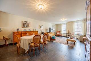 Centraal gelegen en dichtbij verschillende invalswegen bevindt zich dit statige appartementencomplex. Deze karakteristieke gevel is slechts het...