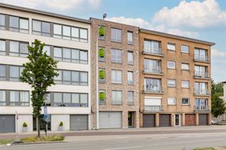 <p><span>Cet appartement de 2 chambres à coucher prêt à l'emploi est à vendre dans une propriété de rendement sur Groenendaallaan à Merksem. L'emplacement est stratégique : proche des transports en commun (tram et bus), des commerces (Carrefour, Action) et avec un accès facile au Ring d'Anvers. Idéal pour ceux qui investissent dans l'accessibilité et le rendement !</span></p><p><span>L'appartement est situé dans un immeuble bien entretenu et en très bon état. L'appartement est actuellement loué, vous bénéficiez donc immédiatement d'un rendement garanti. Un excellent investissement donc.</span></p><p><span>L'espace de vie est particulièrement agréable grâce à la </span><span>disposition en L</span><span> et aux </span><span>grandes fenêtres</span><span> qui apportent une belle luminosité. La </span><span>cuisine ouverte</span><span> est entièrement équipée et se connecte parfaitement à l'espace de vie. Le </span><span>spacieux hall d'entrée</span><span> donne accès à des </span><span>toilettes séparées</span><span> et à </span><span>un débarras</span><span>, ce qui ajoute à la sensation de confort. À l'arrière se trouvent deux </span><span>chambres de taille normale</span><span>, avec un accès direct à une </span><span>terrasse spacieuse.</span><span> </span></p><p><span>En prime, il est possible d'acheter l'ensemble de l'immeuble. Parfait pour ceux qui recherchent un portefeuille de biens sûrs et solides.</span></p><p><span>Vous êtes à la recherche d'un investissement sans souci avec un revenu locatif direct ? Alors cet appartement à Merksem est exactement ce que vous cherchez !</span></p><p><span> </span></p><p><span>Aménagement de l'appartement</span></p><ul><li><span>Hall d'entrée</span></li><li><span>Toilettes séparées pour les invités</span></li><li><span>Rangement</span></li><li><span>Espace de vie lumineux</span></li><li><span>Cuisine ouverte entièrement équipée</span></li><li><span>Salle de bains avec douche et lavabo</span></li><li><span>Chambre 1</span></li><li><span>Chambre 2</span></li><li><span>Terrasse arrière spacieuse</span></li></ul><p><span> </span></p><p><span>Détails de l'appartement</span></p><ul><li><span>Situation TOP sur la Groenendaallaan à Merksem</span></li><li><span>Très bon état d'entretien</span></li><li><span>Actuellement loué</span></li><li><span>Possibilité d'acheter l'immeuble entier</span></li><li><span>Terrasse</span></li></ul><p><span> </span></p><p><span>Vous êtes intéressé par cet appartement à vendre à Merksem, vous cherchez d'autres biens immobiliers ou vous voulez connaître la valeur de votre bien ? Dans ce cas, BOLT immo est l'agence qu'il vous faut ! Nous nous ferons un plaisir de vous aider.</span><span> </span></p><p><span> </span></p>