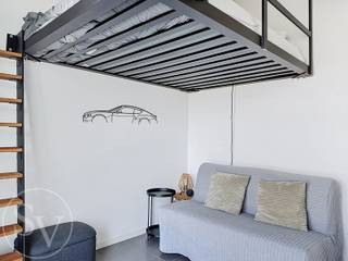 <p><strong>€165.000<br />Studio gelegen op de 3de verdieping van Residentie Parktoren – tussen het Eilandje en Park Spoor Noord en vlak naast de campus van de AP Hogeschool.<br /><br /></strong></p>
<h3>Dit aanbod omvat:<strong><br /></strong></h3>
<ul>
<li>Studio type H (37 m²) met terras (6,8 m²)</li>
<li>Kelderberging B101 op -2</li>
<li>Autostaanplaats P160 op -2</li>
<li>Twee fietshaken 93 en 94 op -1</li>
</ul>
<h3><br />Beschrijving van de studio</h3>
<p>Deze zeer verzorgde studio bevindt zich op de 3de verdieping van de Residentie Parktoren en omvat een inkomhal met keukenwand, een aparte bergruimte met aansluiting voor een wasmachine, een badkamer uitgerust met douche, lavabo en toilet, en een aangename leefruimte met directe toegang tot het terras. In het leefgedeelte werd op een creatieve en professionele manier een mezanine geplaatst die als slaapruimte dienst doet. Hierdoor is de volledige vloeroppervlakte beschikbaar als zit / eet / studeerruimte. Een echte meerwaarde voor deze ruimte!</p>
<p>Het aangenaam terras van 6,8 m² biedt u een leuk uitzicht. Bovendien beschikt de studio over een private kelderberging en een ondergrondse autostaanplaats, welk een extra troef vormt in deze buurt en een fietsenstalplaats.</p>
<p>Het ideale eigendom als investering, pied-à-terre in Antwerpen of als comfortabele verblijfplaats voor een studerende zoon of dochter.</p>
<h3><br />Beschikbaarheid</h3>
<p>De studio, NIET verhuurd, is beschikbaar bij het verlijden van de akte.</p>
<h3><br />Kosten voor de eigenaar</h3>
<p>Gemiddelde maandelijkse gemeenschappelijke kosten over de laatste twee jaar voor het studio, parking en berging (excl. cv): <strong>± €121per maand</strong>.</p>
<h3><br />Vraagprijs</h3>
<ul>
<li>Studio inclusief kelderberging: <strong>€136.500</strong></li>
<li>Ondergrondse autostaanplaats: <strong>€28.500</strong> (verplicht mee aan te kopen)</li>
</ul>
<h3><br />Architectuur weetje</h3>
<p>Residentie Parktoren, ontworpen door Studio Farris Architects, werd in 2015 genomineerd voor de Architizer A+ Award en is uitgegroeid tot een opvallende architecturale landmark tussen het Eilandje en Park Spoor Noord.</p>