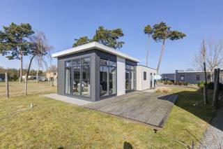 Deze mooie gemeubileerde 4-persoons vakantiewoning is prachtig gelegen aan het water op het verzorgde EuroParcs domein Zilverstrand in Mol.De...