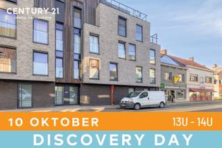 DISCOVERY DAY: Zat. 10/10 van 13u - 14u.Kom als eerste dit appartement ontdekken!www.doorniksesteenweg83bus0103.beDoor het recente bouwjaar (2018) van dit ruime, zonnige 2-slaapkamerappartement, verzeker je jezelf dat je een energiezuinige (Label A, 63 kWh/m²jaar) aankoop. De elektriciteit is bovendien goedgekeurd tot 2043 en het gebouw is asbestvrij. Via de inkomhal bereik je de lift tot aan het 1e verdiep. Daar wordt je verwelkomd door een lichtrijk hal met glazen deur. Bij het binnenkomen valt onmiddellijk de lichtinval in de ruime living op. De eigenaars opteerden om niet voor de basiskeuken te gaan, maar deze luxueuzer te maken in breedte, te voorzien van koelkast én diepvries, oven én microgolf apart, heel veel laadruimte én een zeer groot keukeneiland. Het zonnige ruime terras biedt plaats voor een loungeset. Van hieruit kan je ook je eigen privatieve parkeerplaats zien. We tellen verder 2 slaapkamers, een apart toilet en een mooie badkamer met inloopdouche en dubbele wastafel. Naast de keuken is nog de praktische berging voor wasmachine en droogkast. Hier zit ook de hoogrendementsbrander voor de centrale verwarming en de ventilatieunit. Ideale investering (huur vanaf dag 1) of gewoonweg om zelf te bewonen voor wie graag alle faciliteiten (bakker, winkels, horeca, etc...) vlakbij wil.