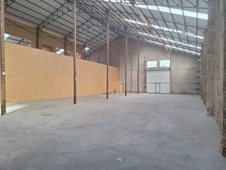 Cet entrepôt d'environ 620 m² est facilement accessible grâce à un espace extérieur pavé d'environ 160 m² en façade. Spécifications :- portail sectionnel automatique- force motrice (3x400V)- sol en polybéton (23 cm d'épaisseur)- toit rénové (isolé)- 2 toilettes- raccordement à l'eau- Éclairage LEDL'entrepôt est situé dans une zone destinée aux petites et moyennes entreprises et aux entrepôts, compatible avec le cadre de vie. Vous recherchez un bien immobilier commercial composé d'un entrepôt à louer à Lendelede ? N'hésitez pas à nous contacter au 051 21 22 23.