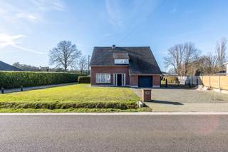 Ruime vrijstaande woning met 4 slaapkamers en 2 garages op 1.306m² grond.landelijke ligging in Poppel aan Nederlandse grens.Indeling gelijkvloers:U...