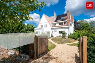 <p>Deze vernieuwde woning met 4 slaapkamers is gelegen op een stuk grond van 622m², met een prachtig zicht op groen. Ideaal dus voor natuurliefhebbers die op zoek zijn naar een grote groene buitenruimte. <br /><br />Met zijn ligging tussen Wondelgem en Evergem, geniet u van de nabijheid van tal van winkels en scholen. Op vlak van bereikbaarheid is er een vlotte verbinding via tram 1, de bus en de R4.<br /><br />De indeling:<br />via de inkomhal kom je in een leef en eetruimte, achteraan, uitkijkend op de magnifieke tuin is een keuken en toegang tot de kelder.<br />Op het eerste verdiep zijn er twee middelgrote kamers, en een ruime badkamer met ligbad waar u ook van het mooie zicht kan genieten.<br />Op het tweede verdiep zijn nog twee kamers die eventueel opnieuw samengevoegd kunnen worden tot 1 ruimere kamer.<br /><br />Contacteer Top vastgoed voor een bezichtiging op 0475 700 700.</p>